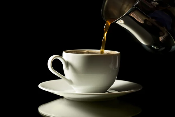 Kaffe hälla i vit kopp isoleradeκαφέ ρίχνει στο λευκό Κύπελλο απομονωθεί — Stockfoto