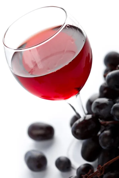 Gelas anggur merah dan anggur terisolasi — Stok Foto