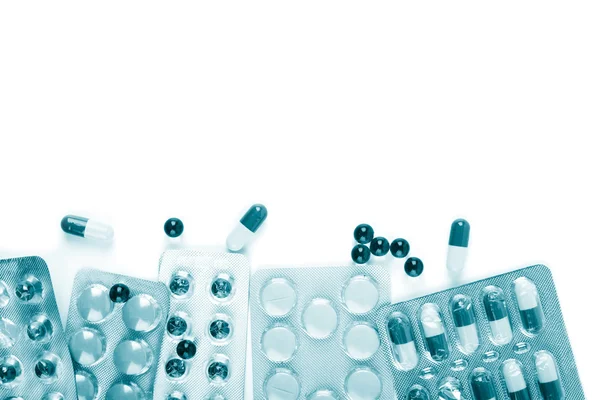 Diferentes pílulas isoladas — Fotografia de Stock