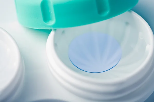 Lente de contacto azul em recipiente branco — Fotografia de Stock