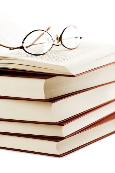 Högen av böcker med glasögon över det — Stockfoto