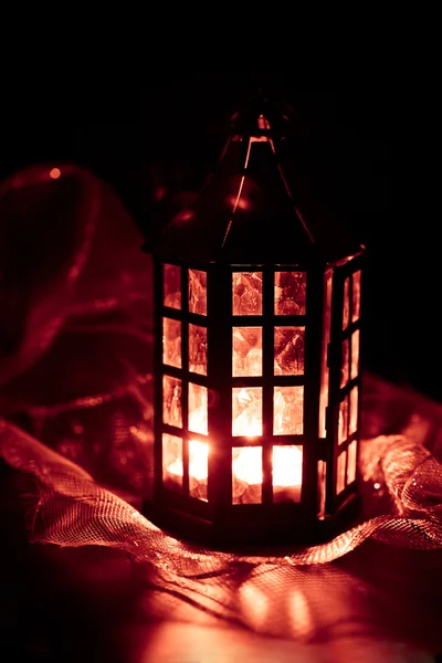 Rode lantaarn branden in het donker — Stockfoto