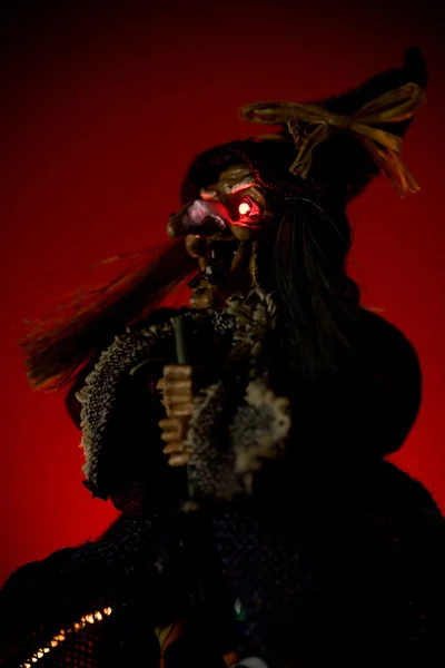 红色发光的眼睛的巫婆木偶 — 图库照片