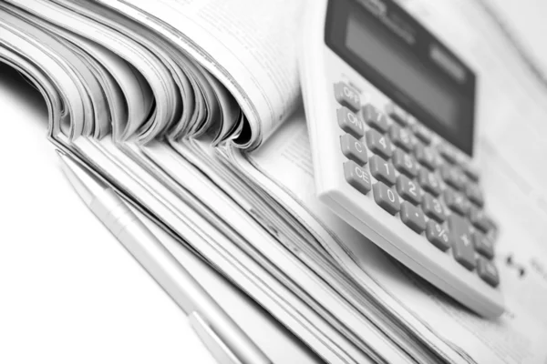 Jornais, caneta e calculadora — Fotografia de Stock