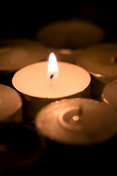 Праздничные свечи горят в темноте — стоковое фото
