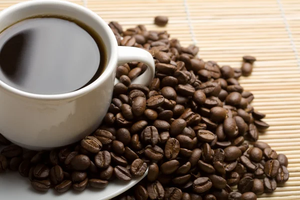 コーヒー豆とコーヒー豆のカップ — ストック写真