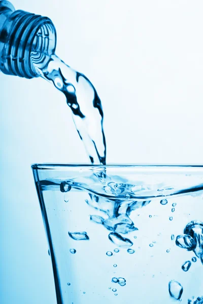 Zuiver water spatten in glas — Stockfoto