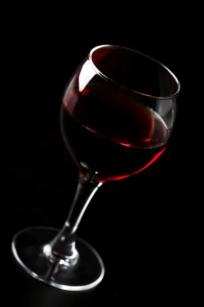 Bicchiere di vino rosso su sfondo nero — Foto Stock