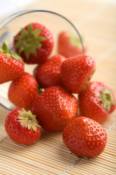 成熟的草莓从碗落下 — 图库照片