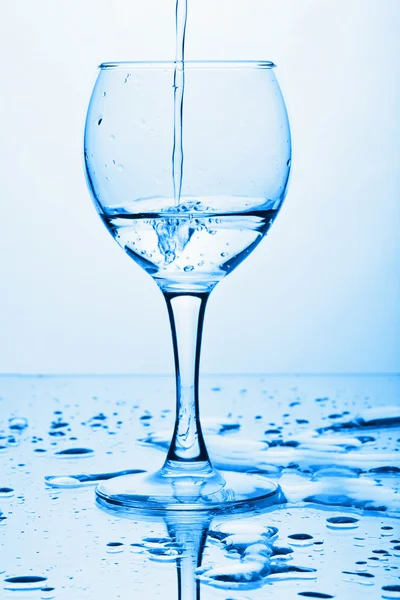 Rent vatten stänk i glas — Stockfoto