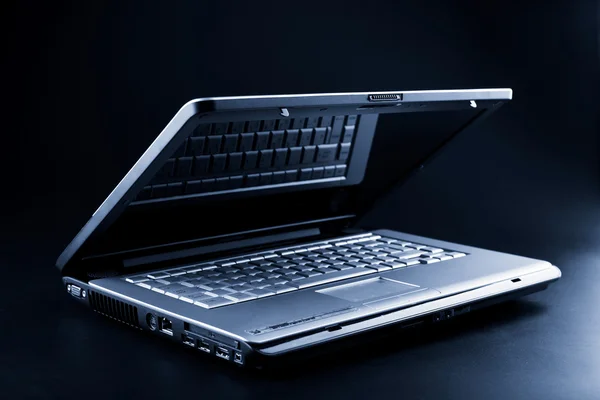 Сучасний ноутбук над чорним тлом — стокове фото