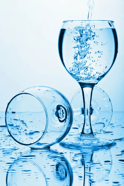 Чистая вода брызгает в стекло — стоковое фото