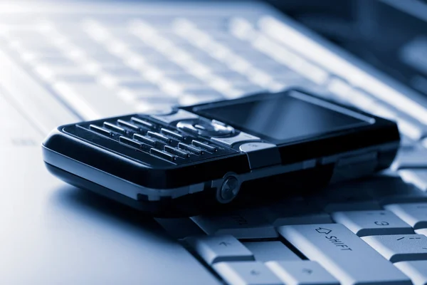 Keyboard and mobile phone background — Stock Photo, Image