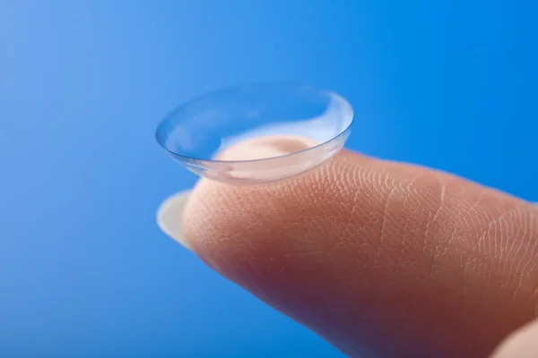 Палець, що тримає контактну лінзу — стокове фото