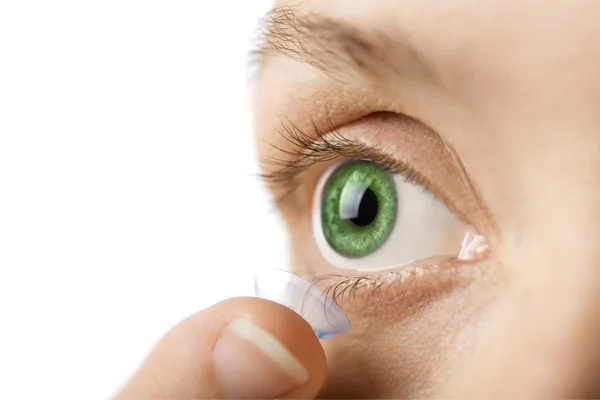 Olho humano e lente de contato isolados — Fotografia de Stock