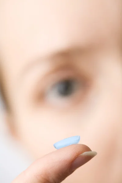 Синяя контактная линза и глаз — стоковое фото