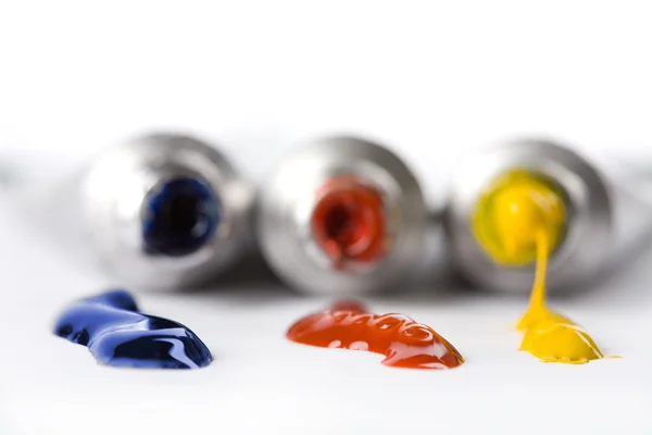 Renkli boya tüpleri sıkılmış — Stok fotoğraf