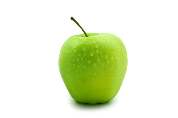 Pomme avec gouttelettes d'eau isolées — Photo
