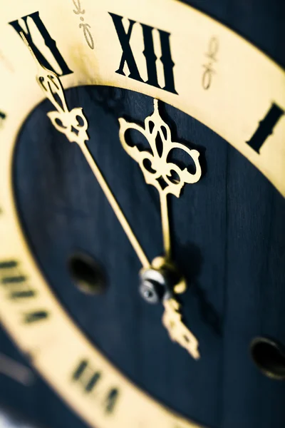 Mostrador do relógio mostrando o tempo cerca de doze — Fotografia de Stock