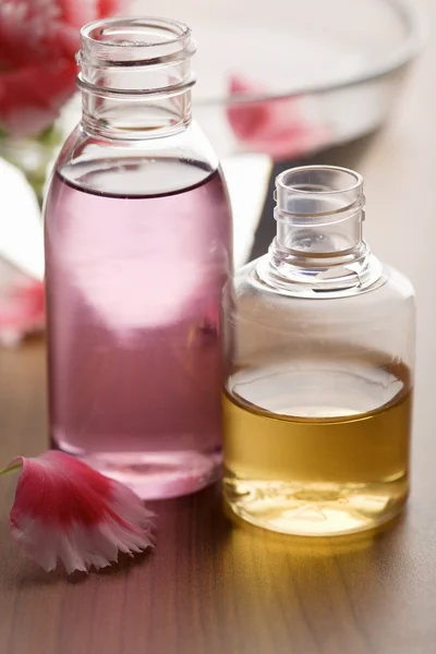Éterické oleje v lahvích — Stock fotografie