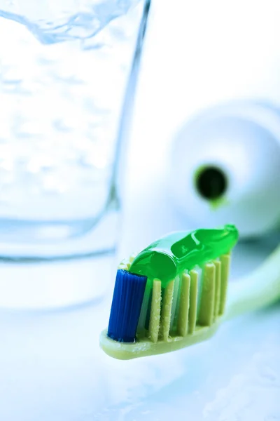 Cepillo de dientes con pasta de dientes verde — Foto de Stock