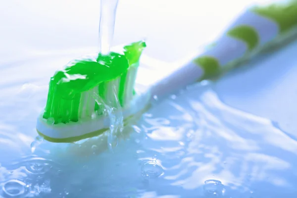 Vatten stänk över tandborste — Stockfoto