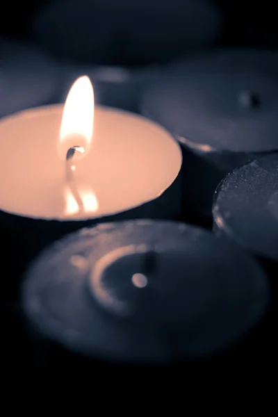Lilin terbakar dalam gelap — Stok Foto