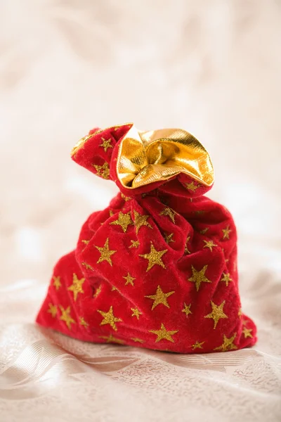 Bolso rojo de navidad lleno de regalos — Foto de Stock
