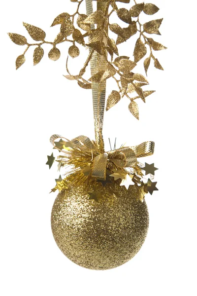 Bola de Navidad de oro aislado — Foto de Stock