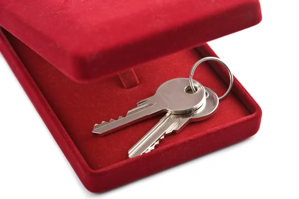 Ключі в червоній подарунковій коробці ізольовані — стокове фото