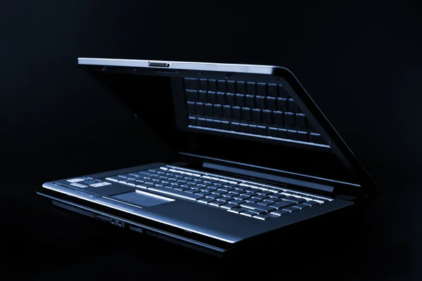 Современный ноутбук над черным — стоковое фото