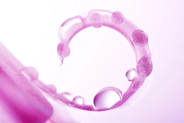 Macro de pétala violeta com gotas de água — Fotografia de Stock