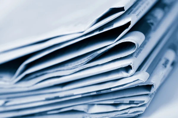 Empilement de journaux tonique bleu — Photo