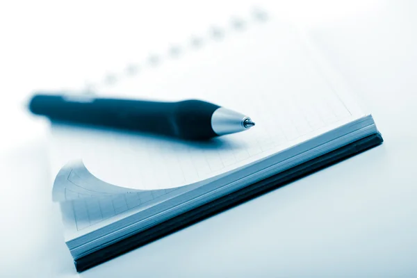 Caderno e caneta tonificada azul — Fotografia de Stock