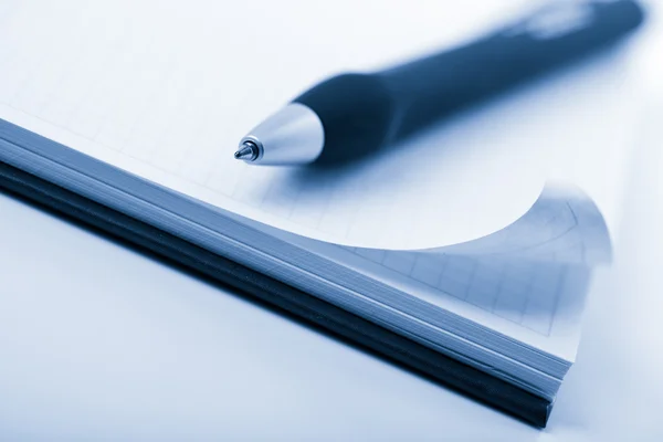 Caderno e caneta tonificada azul — Fotografia de Stock