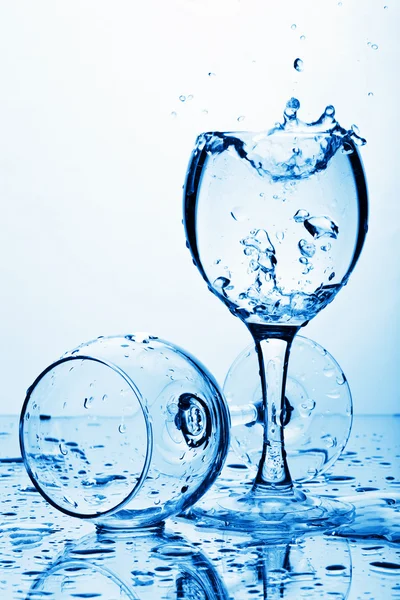 Agua pura salpicando en vidrio — Foto de Stock