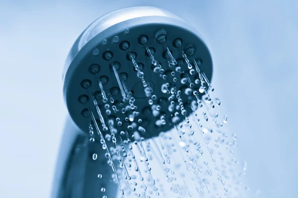 Agua que fluye de la ducha de metal —  Fotos de Stock