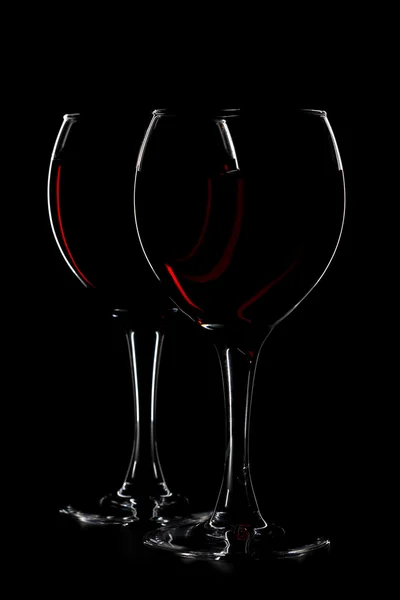 Glazen wijn op zwart — Stockfoto