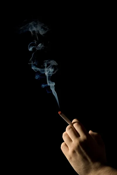 Leosztás holding cigaretta elszigetelt — Stock Fotó