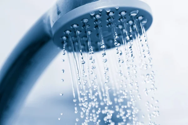 Víz áramlik fém zuhany — Stock Fotó