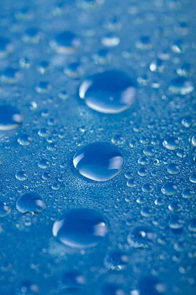 Kropelki wody niebieski tło — Zdjęcie stockowe