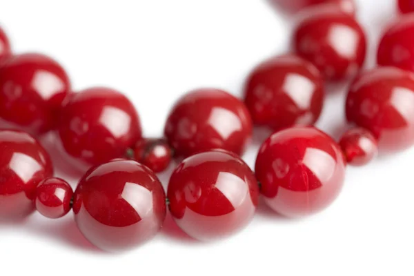Röda pärlor isolerade — Stockfoto