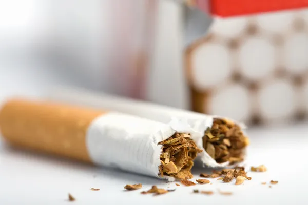 Сломанная сигарета — стоковое фото