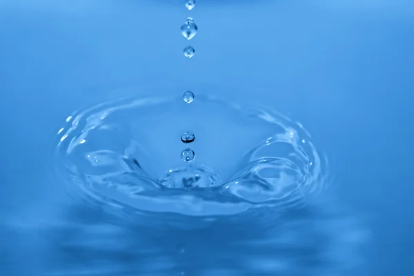 Абстрактний синій фон з бризками води — стокове фото