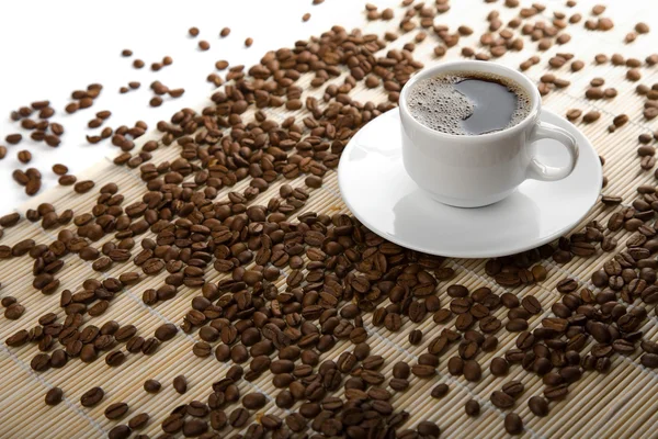 Cup of coffee and coffee beans isolated — Stock Photo, Image