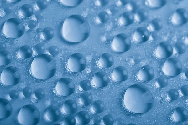 Kropelki wody niebieski tło — Zdjęcie stockowe