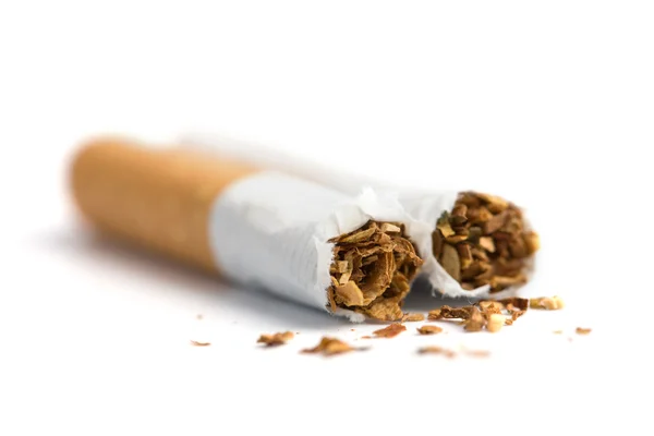 Gebroken sigaret geïsoleerd — Stockfoto
