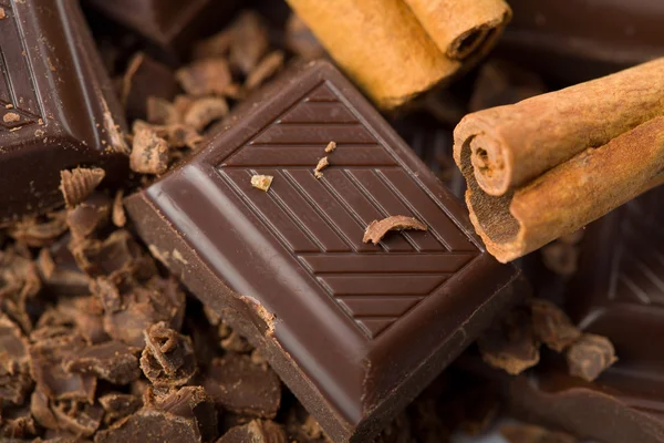 Stukken van chocolade en kaneel — Stockfoto
