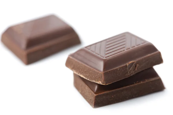 Pedaços quebrados de chocolate isolado — Fotografia de Stock