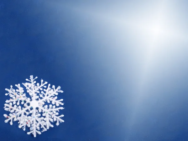 Hintergrund mit einer weißen Schneeflocke — Stockfoto